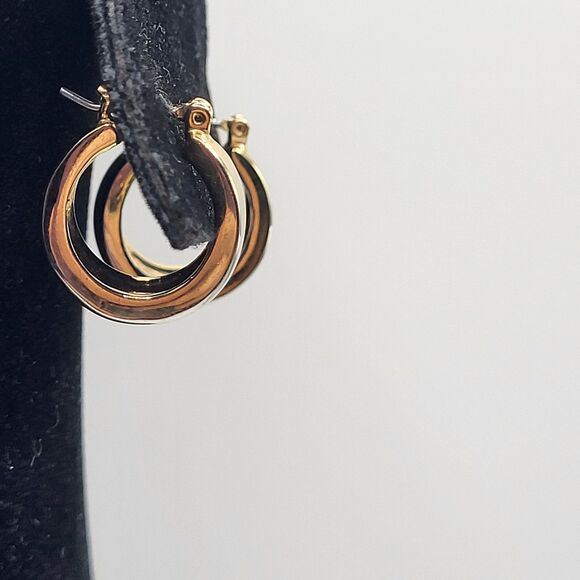 Gorgeous Surgical Steel Gold Tone Hoop Earrings 0.75in - Picture 4 of 6